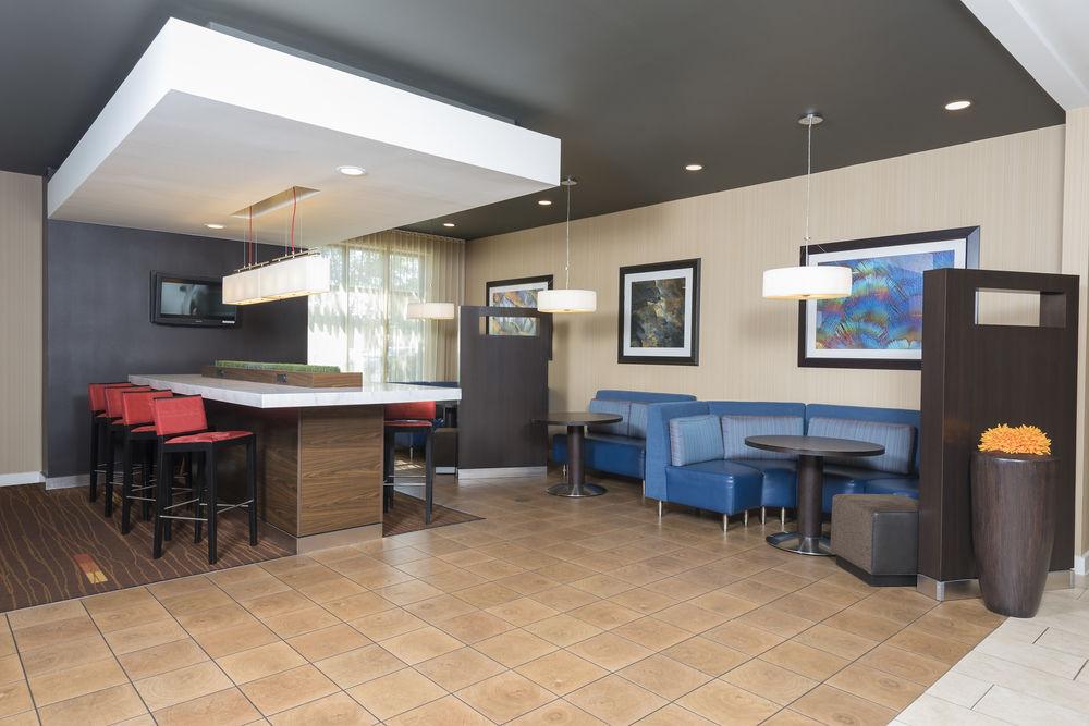 Courtyard Louisville Downtown Экстерьер фото