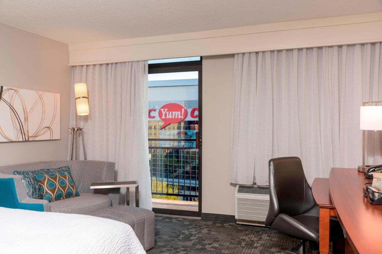 Courtyard Louisville Downtown Экстерьер фото